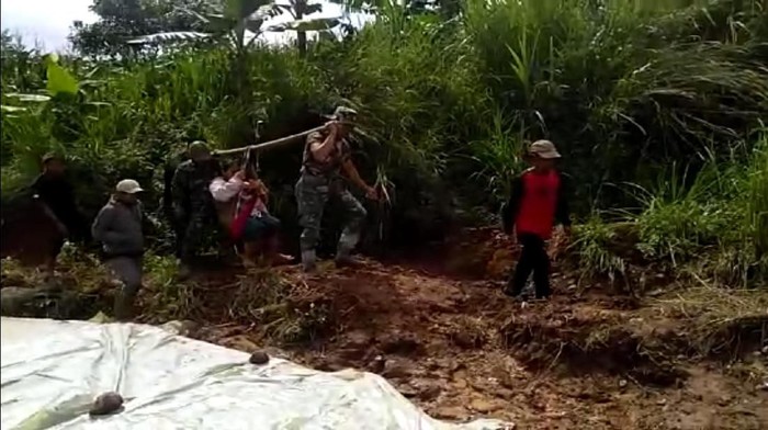 Viral anggota TNI tandu perempuan di Cianjur