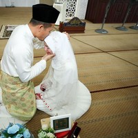 Kisah perjalanan cinta mereka pun viral di media sosial. Mohamed Khalies Hami Hamzah menikahi Giovanna Khadija Wolswijk di Terengganu, Malaysia pada 14 Februari kemarin. Tak ada yang menyangka jika angan-angan Khalies semasa kecil yang ingin bertemu jodoh gadis bule ini pun menjadi nyata. Foto: dok. Facebook