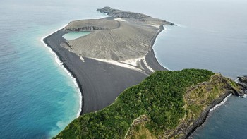 Hunga Tonga-Hunga Haapai di Tonga memiliki lumpur mirip tanah liat membuat ilmuwan NASA bingung mengenai asal usul serta material di dalamnya. Foto: Dok. NASA