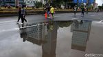 Jalan MH Thamrin Digenangi Air, CFD Tetap Ramai