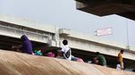 Warga Cipinang Melayu Mengungsi ke Kolong Tol Becakayu