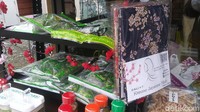 Beberapa barang jualan di Toko Nenek. Ada juga hijab bergaya Negeri Sakura (Randy/detikcom)