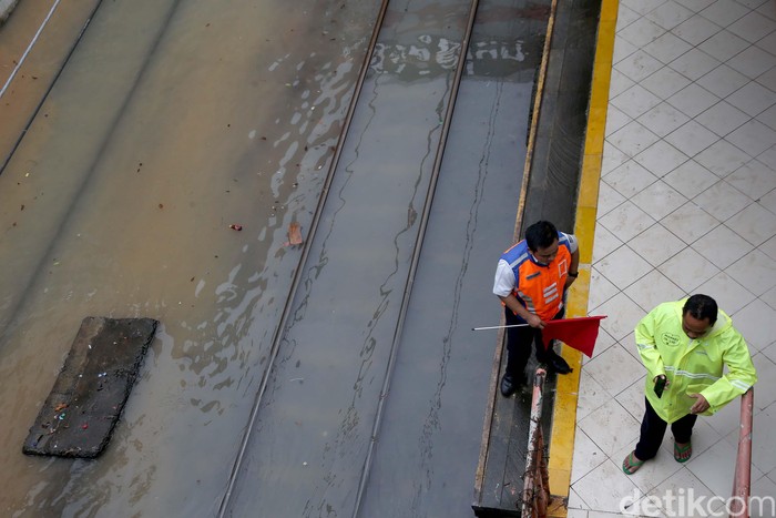 Hujan deras yang mengguyur wilayah Jakarta dan sekitarnya membuat genangan dan banjir dimana-mana. Seperti slah satunya Stasiun Sudirman yang terendam ini.