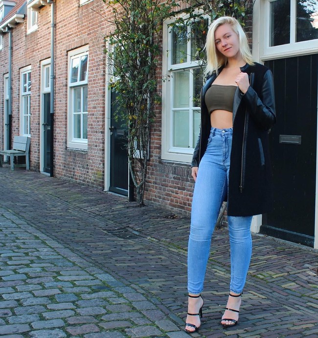 Namun, satu penggemar membuat Vera terkejut sekaligus takut ketika muncul di rumahnya di tengah malam dan memintanya untuk membuka pintu. Saya tidur di malam hari ketika orang asing ini mengetuk pintu dengan keras memanggil nama saya, mengatakan bahwa dia adalah penggemar terbesar saya dan bahwa saya harus membuka pintu, ujar Vera Foto: Instagram