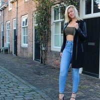 Namun, satu penggemar membuat Vera terkejut sekaligus takut ketika muncul di rumahnya di tengah malam dan memintanya untuk membuka pintu. Saya tidur di malam hari ketika orang asing ini mengetuk pintu dengan keras memanggil nama saya, mengatakan bahwa dia adalah penggemar terbesar saya dan bahwa saya harus membuka pintu, ujar Vera Foto: Instagram