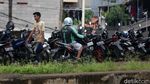 Kolong Tol Becakayu Jadi Lahan Parkir Kendaraan Warga Korban Banjir