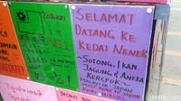 Selain bahasa Indonesia, ada juga kalimat imbauan serupa dalam bahasa negara Asia lain seperti Malaysia dan Mandarin. Entah siapa yang menulis kalimat dalam bahasa-bahasa tersebut (Randy/detikcom)