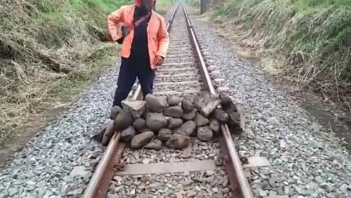 viral tumpukan batu di atas rel