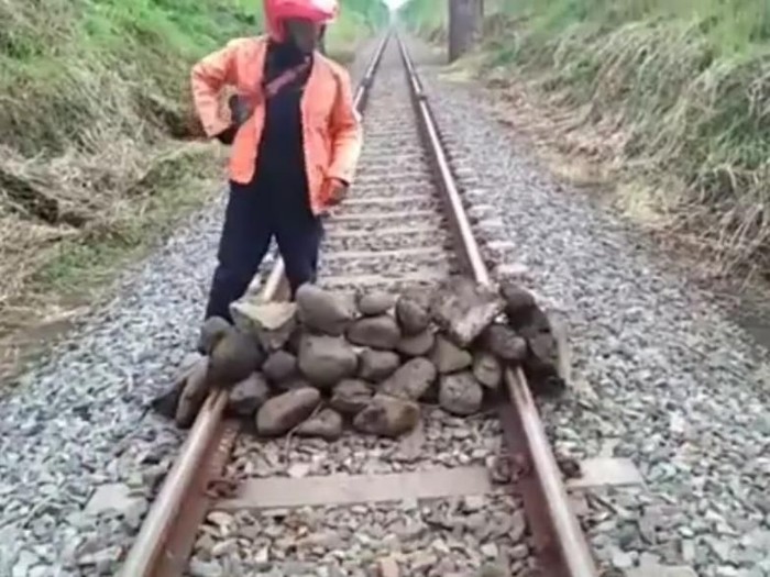 viral tumpukan batu di atas rel