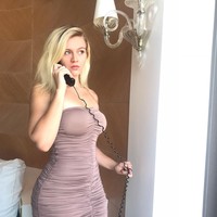 Hidup Vera tak selalu mudah, pada usia lima tahun, ia dibesarkan oleh seorang ibu tunggal yang berjuang untuk memenuhi kebutuhan setelah perceraian kedua orangtuanya. Pada usia 14 tahun, Vera Dijkmans putus sekolah dan bekerja di beberapa pekerjaan dengan upah minimum, menghasilkan Rp 110 ribu per jam, meskipun ia selalu bermimpi melakukan sesuatu yang lebih besar dalam hidupnya. Foto: Instagram