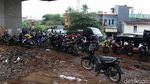 Kolong Tol Becakayu Jadi Lahan Parkir Kendaraan Warga Korban Banjir