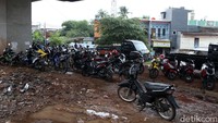 Kendaraan ini milik warga yang menjadi korban banjir.