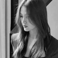 Song Hye Kyo memang kerap datang ke pekan mode dunia. Pada 2019 kemarin, dia menghadiri fashion show Ralph Lauren di New York Fashion Week. Foto: Getty Image/Instagram