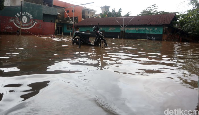 Banjir yang terjadi di Cipinang Melayu, Jakarta, merendam sejumlah kendaraan. Salah satunya sepeda motor Yamaha Mio ini.