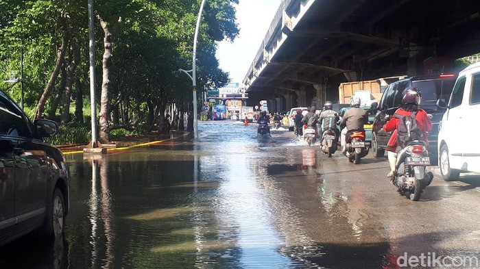 Kondisi depan Pintu Tol Sunter, Jalan Yos Sudarso pukul 15.30 WIB (Faiq Hidayat/detikcom)