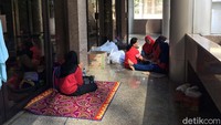 Warga masih bertahan di pengungsian untuk berjaga-jaga jika rumahnya kembali diguyur hujan.