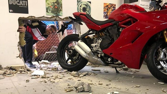 Ducati Panigale dicuri dengan membobol tembok