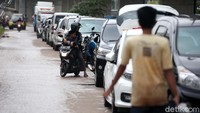 Warga juga sibuk menyelamatkan kendaraan mereka.