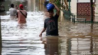 Warga menerobos banjir.