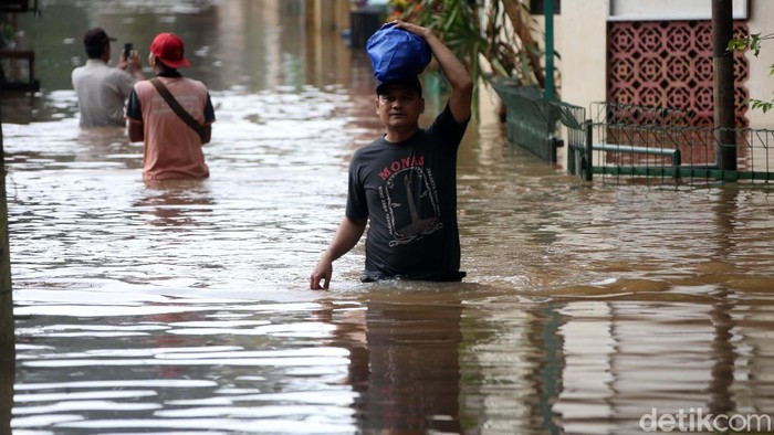 Banjir merendam kawasan Cipinang Melayu, Jakarta. Begini potret banjir yang disebabkan hujan deras dan luapan Sungai Ciliwung tersebut.