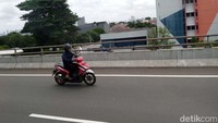 Sepeda motor pun diarahkan masuk ke dalam jalan tol.