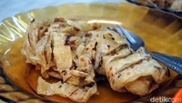 Tapi tetap yang jadi andalan Kedai Pagi Sore adalah roti prata. Cara makannya, roti prata disobek, lalu dicocol ke kuah kari. Bisa kari ayam atau sapi, tergantung selera. (Wahyu Setyo/detikcom)