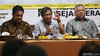 Sementara Rocky Gerung menyebut RUU Cipta Kerja dapat menekan finansial buruh termasuk merusak lingkungan.
