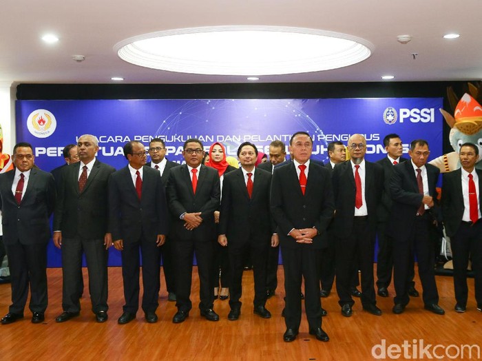 Ketua Umum Komite Olahraga Nasional Indonesia (KONI) Marciano Norman, secara resmi melantik kepengurusan PSSI yang diketuai oleh Mochamad Iriawan yang berlangsung dikantor KONI, Jakarta, Senin (24/2/2020). Kepengurusan PSSI yang baru dilantik ini berlangsung hingga tahun 2023.