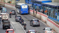 Akibat banyaknya lubang, para pengendara memperlambat laju kendaraannya.