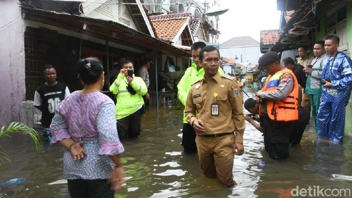 Bupati Batang Wihaji meninjau banjir di Denasri Kulon, Senin (24/2/2020)