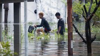Banjir ini disebabkan hujan deras yang terus terjadi sejak Minggu (23/2) sore.