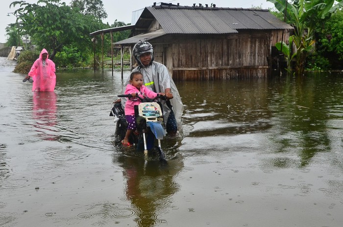 Warga beraktivitas di rumahnya yang terdampak banjir di Dusun Goleng, Pasuruan Lor, Jati, Kudus, Jawa Tengah, Senin (24/2/2020). Banjir akibat intensitas hujan yang tinggi dan meluapnya sungai Wulan tersebut merendam ratusan rumah dan puluhan hektare sawah di dua kecamatan yaitu Kaliwungu dan Jati, serta sejumlah fasilitas umum seperti jalan, sekolahan dan tempat ibadah. ANTARA FOTO/Yusuf Nugroho/ama.