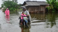 Warga beraktivitas di rumahnya yang terdampak banjir di Dusun Goleng, Pasuruan Lor, Jati, Kudus, Jawa Tengah, Senin (24/2/2020).
