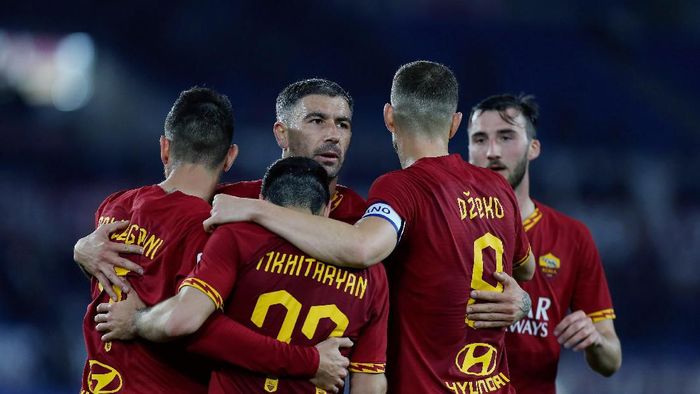 as roma vs lecce edin dzeko henrikh mkhitaryan liga italia serie a ROME, ITALY - FEBRUARY 23: Henrikh Mkhitaryan with his teammates of AS Roma celebrates after scoring the teams second goal during the Serie A match between AS Roma and US Lecce at Stadio Olimpico on February 23, 2020 in Rome, Italy. (Photo by Paolo Bruno/Getty Images)