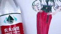 Nongfu Spring adalah salah satu merek air minum botolan populer di China. Di tangan Yang Yang, kemasan botol ini juga dijadikan inspirasi blouse plus rok. Foto: Yang Yang