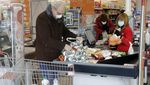 Imbas Corona di Italia, Warga Borong Makanan Supermarket