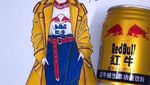 Desainer China Ini Bikin Model Baju Terinspirasi Minuman Kemasan
