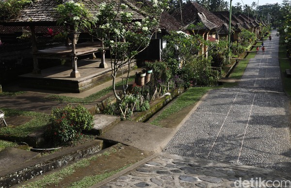 Predikat desa terbersih di dunia itu pun terlihat dari suasana di Desa Penglipuran Bali. Desa itu tampak bersih, tertata rapi, dan asri.