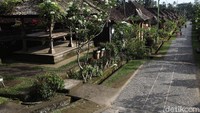Predikat desa terbersih di dunia itu pun terlihat dari suasana di Desa Penglipuran Bali. Desa itu tampak bersih, tertata rapi, dan asri.
