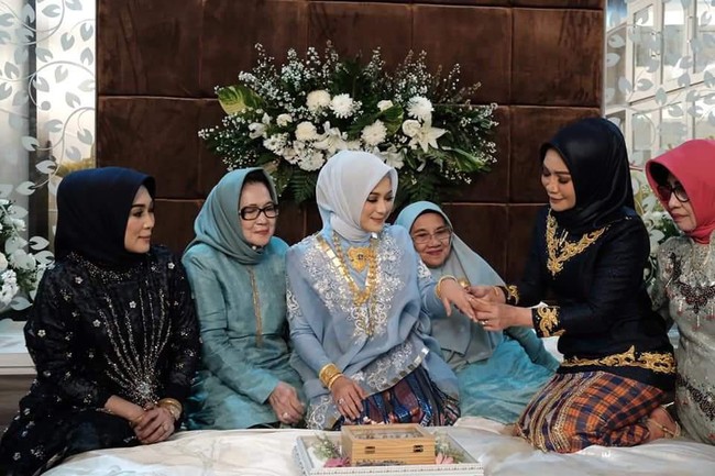 Calon mempelai pria, Fachry Pahlevi Konggoasa, merupakan putra dari Bupati Konawe, Sulawesi Tenggara. Fachry juta anggota DPR-RI dari PAN. Fachry dan Irma saling mengenal melalui seorang teman di Makassar. Keduanya memutuskan bertunangan setelah sebulan saling mengenal. Foto: dok. Istimewa