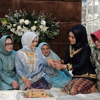 Calon mempelai pria, Fachry Pahlevi Konggoasa, merupakan putra dari Bupati Konawe, Sulawesi Tenggara. Fachry juta anggota DPR-RI dari PAN. Fachry dan Irma saling mengenal melalui seorang teman di Makassar. Keduanya memutuskan bertunangan setelah sebulan saling mengenal. Foto: dok. Istimewa