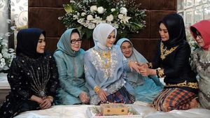 Gaya Putri Bupati Saat Dilamar Anggota DPR dengan Mahar Fantatis
