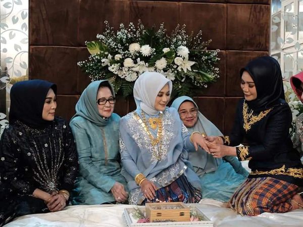 Gaya Putri Bupati Saat Dilamar Anggota DPR dengan Mahar Fantatis