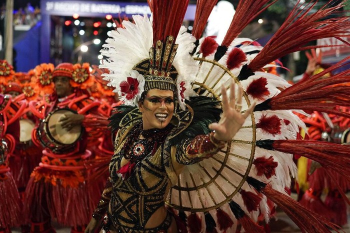 Karnaval Rio kembali digelar di Brasil. Warna-warni kostum dan kemeriahan parade karnaval ini jadi salah satu magnet bagi para wisatawan untuk kunjungi Brasil.