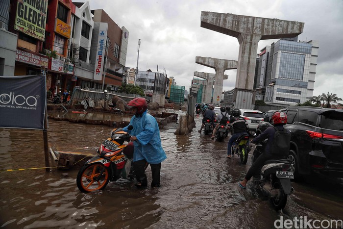 Jalan Boulevard Barat Kelapa Gading Masih Tergenang Air masih terlihat menggenang di Jalan Boulevard Barat Kelapa Gading, Jakarta. Sejumlah kendaraan tampak melintas di jalan tersebut.