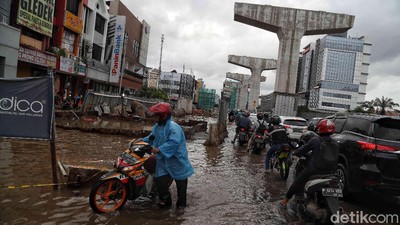 Potret Jalan Boulevard Barat Kelapa Gading yang Masih Tergenang Air
