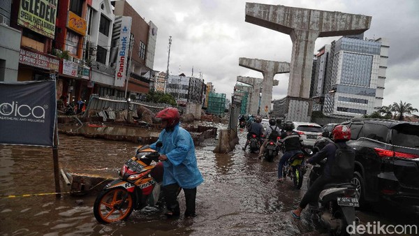 Potret Jalan Boulevard Barat Kelapa Gading yang Masih Tergenang Air
