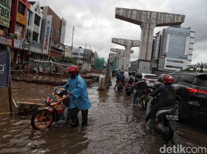 Potret Jalan Boulevard Barat Kelapa Gading yang Masih Tergenang Air
