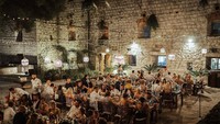 Nama kastil ini dikenal sebagai Fort George Croatia. Dengan fasilitas shuttle dari kota Vis menuju kastil bersejarah yang masih berdiri kokoh ini. Foto: Instagram @fortgeorgecroatia