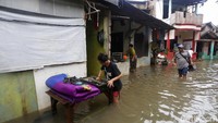 Banjir membuat listrik di kawasan tersebut mati.